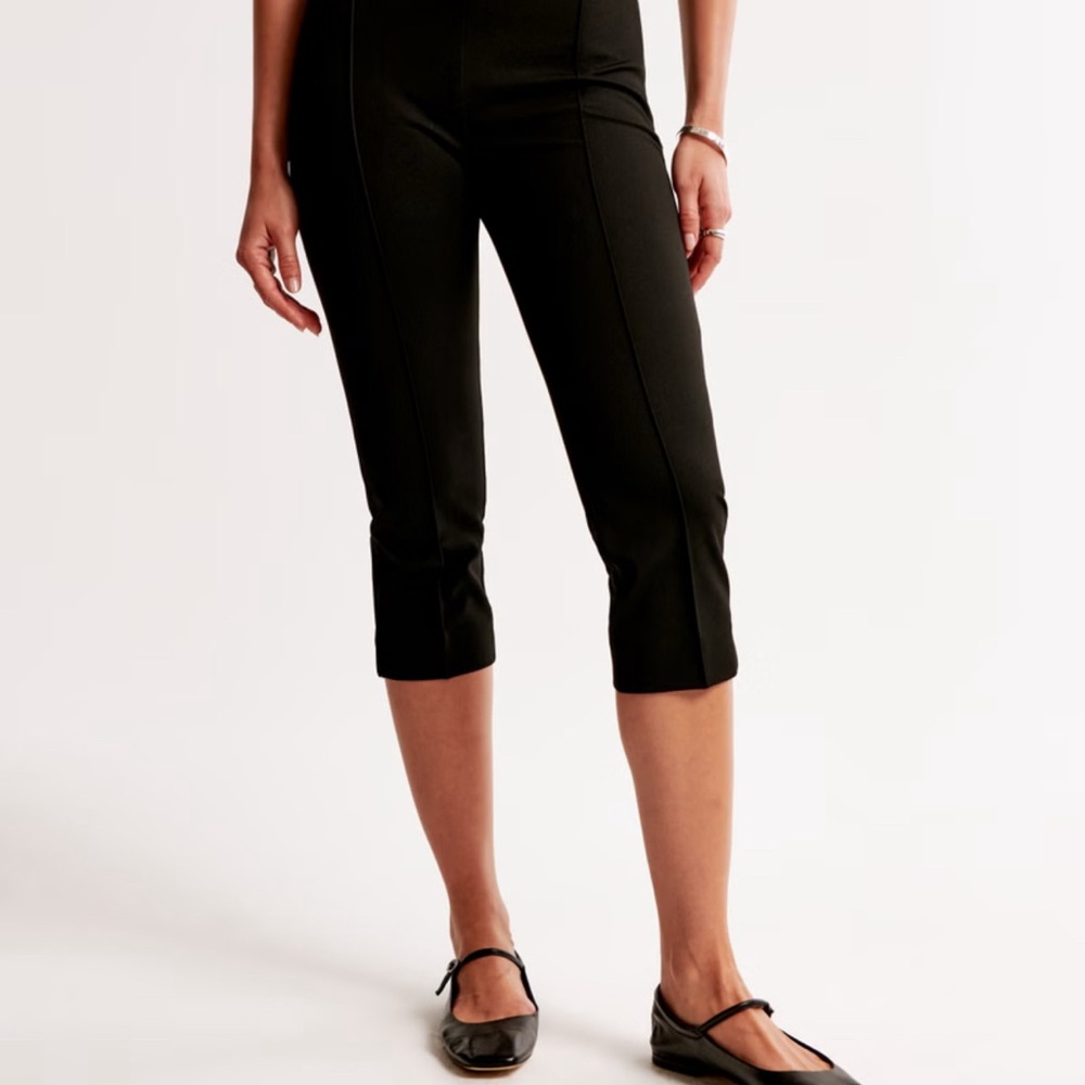 Abercrombie & Fitch Black Cropped Capris